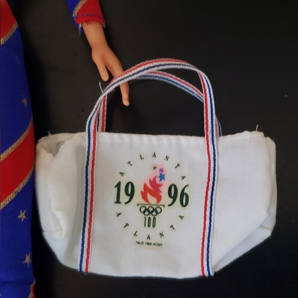 Vintage 1996 Barbie doll Platinum Blonde Olympic Gymnast Atlanta Games w Tote - Picture 4 of 8